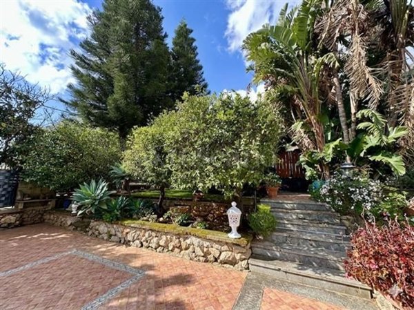 casa indipendente in vendita a Palermo in zona San Lorenzo