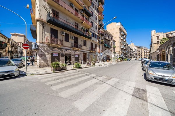 negozio in vendita a Palermo in zona Zisa