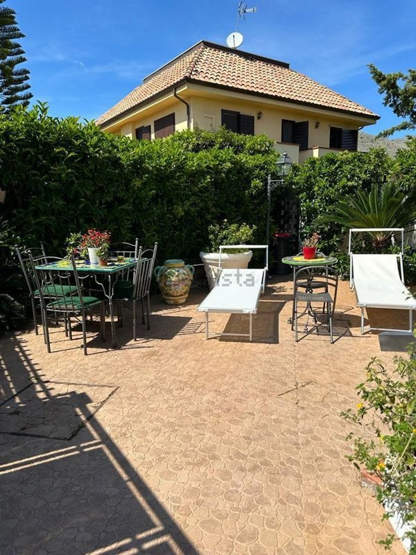 casa indipendente in vendita a Palermo in zona Partanna