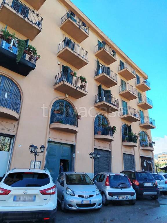 negozio in vendita a Palermo in zona Zisa