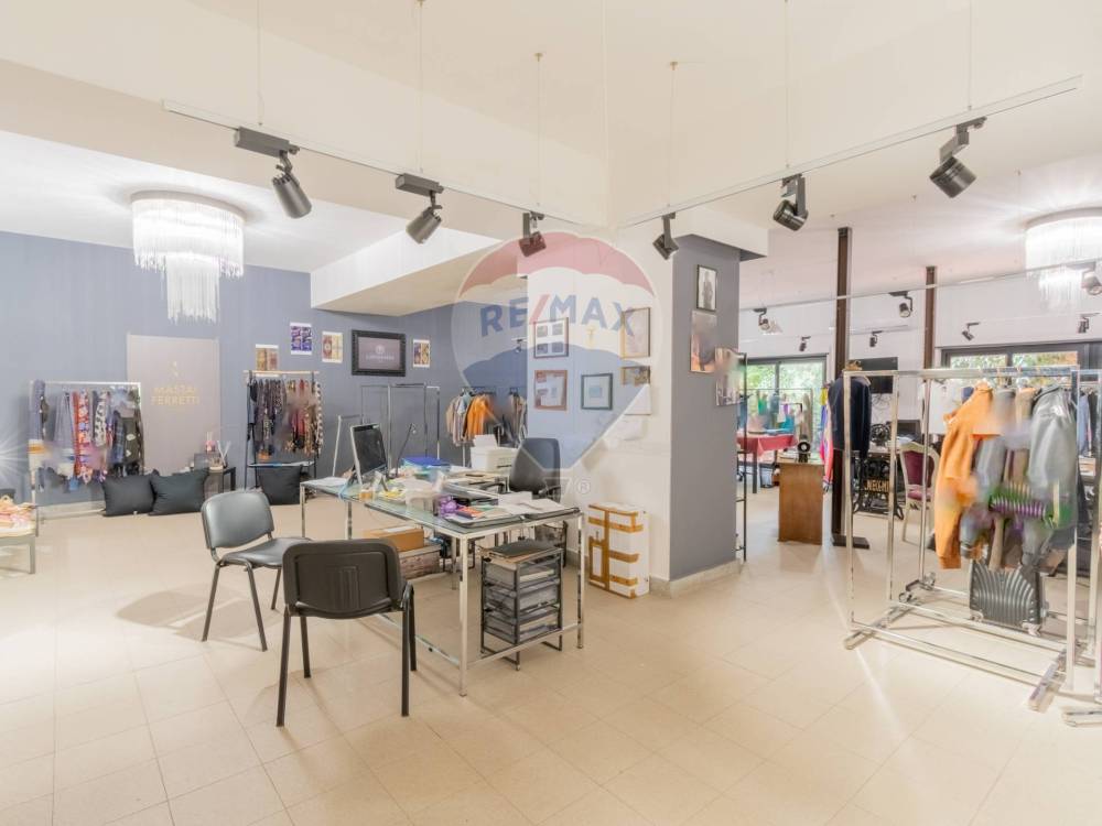 locale commerciale in vendita a Palermo in zona Arenella/Vergine Maria