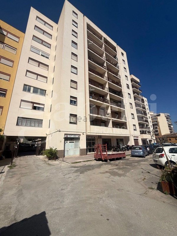 appartamento in vendita a Palermo in zona Zisa