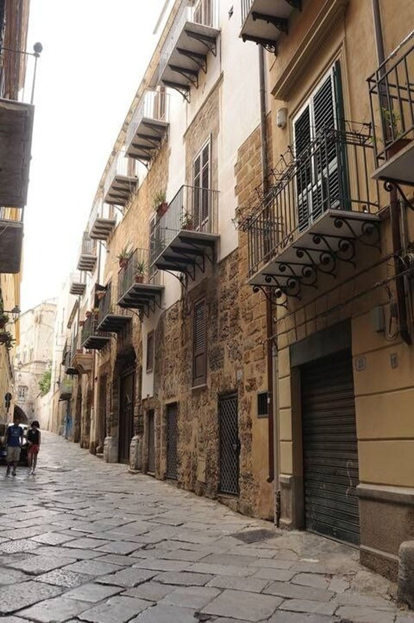 esavano in vendita a Palermo in zona Centro storico