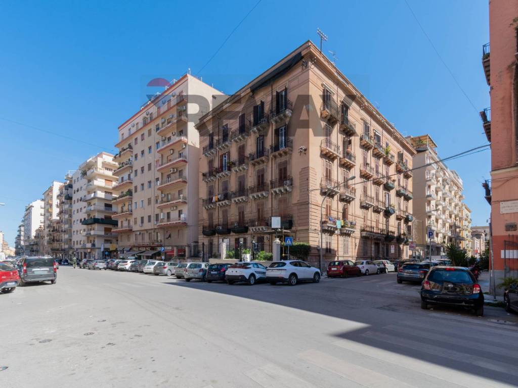 negozio in vendita a Palermo in zona Zisa