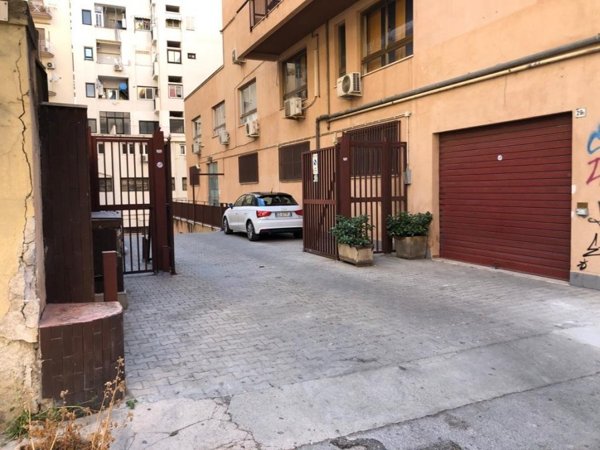 locale commerciale in vendita a Palermo in zona Libertà