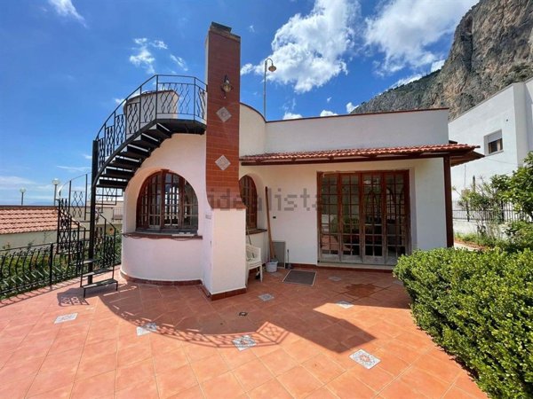 casa indipendente in vendita a Palermo in zona Arenella/Vergine Maria