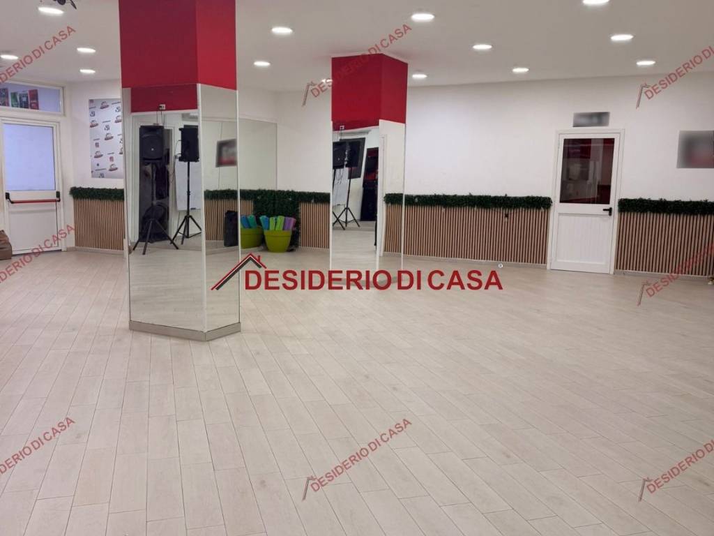 negozio in vendita a Palermo in zona Zisa