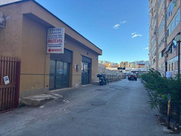 locale commerciale in vendita a Palermo in zona Zisa