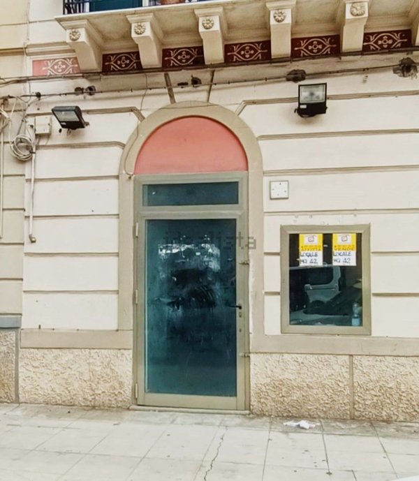 locale commerciale in vendita a Palermo in zona Zisa
