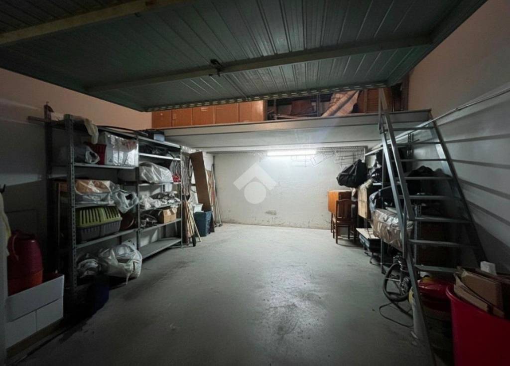 negozio in vendita a Palermo in zona Villagrazia/Falsomiele