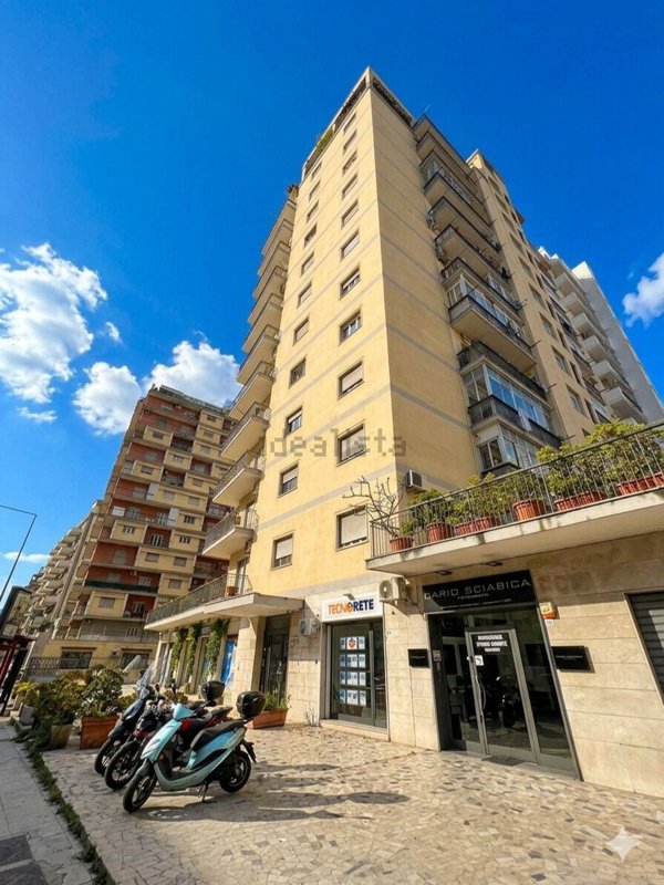appartamento in vendita a Palermo in zona Malaspina/Palagonia