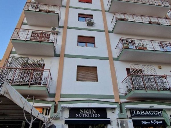 negozio in vendita a Palermo in zona Malaspina/Palagonia