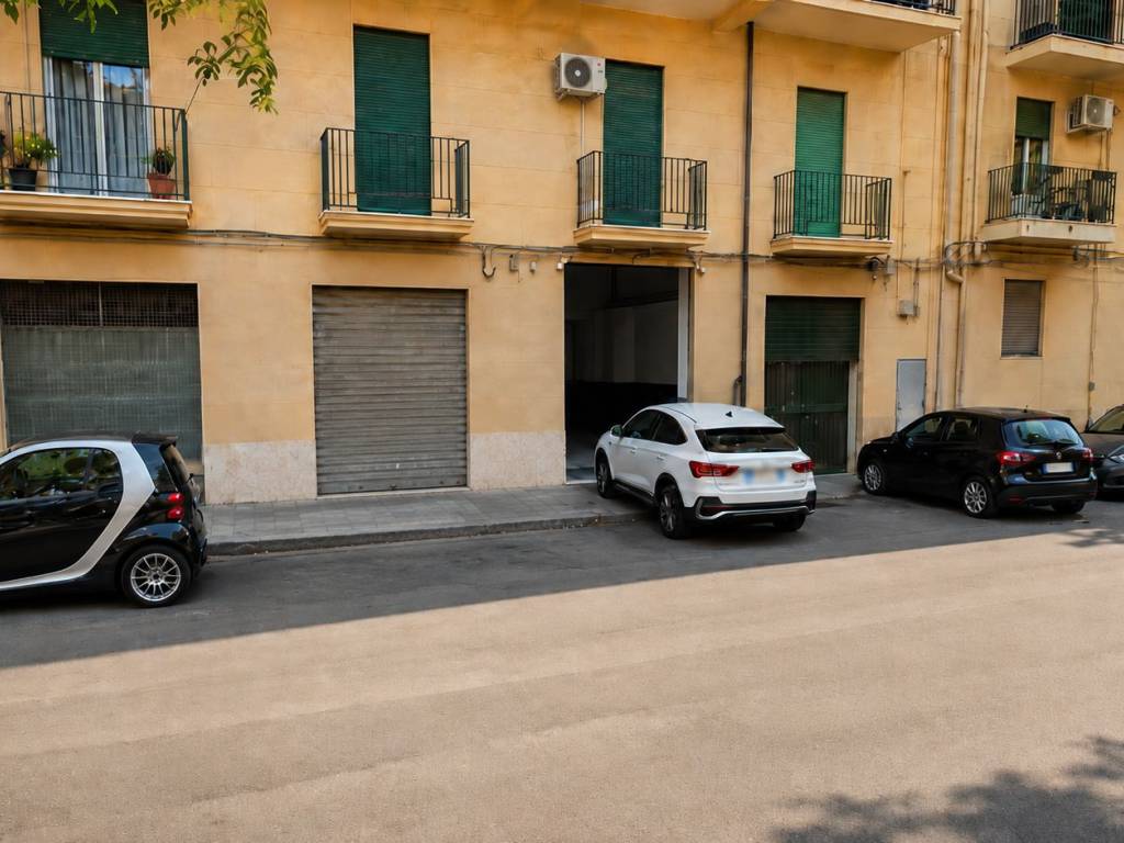 locale commerciale in vendita a Palermo in zona Politeama