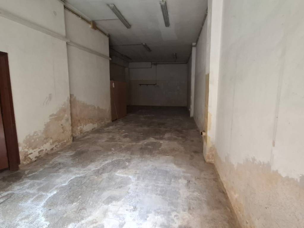 negozio in vendita a Palermo in zona Malaspina/Palagonia