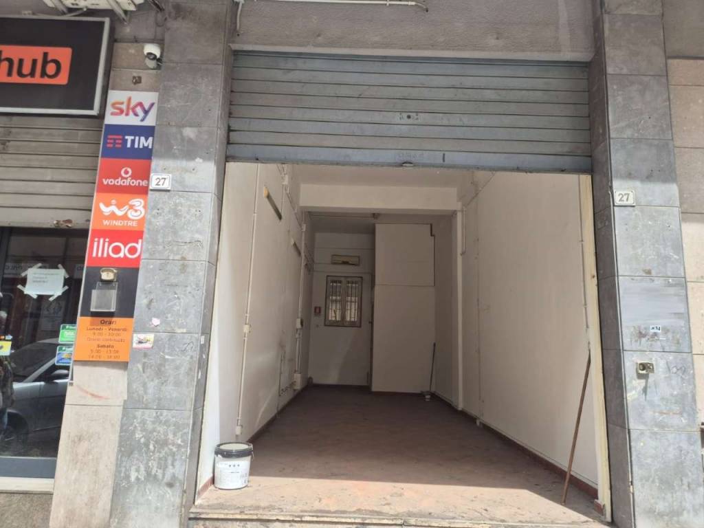 negozio in vendita a Palermo in zona Malaspina/Palagonia