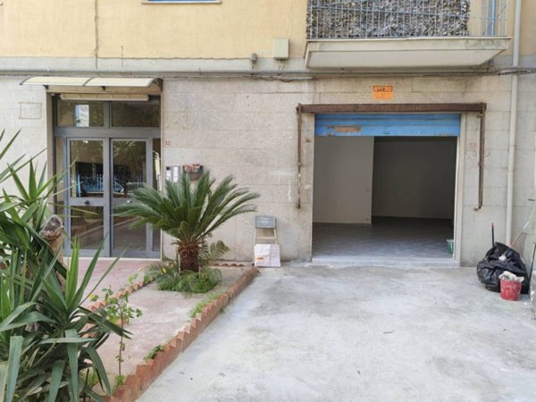 negozio in vendita a Palermo in zona Montegrappa / Santa Rosalia