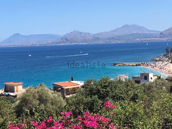 casa indipendente in vendita a Palermo in zona Arenella/Vergine Maria