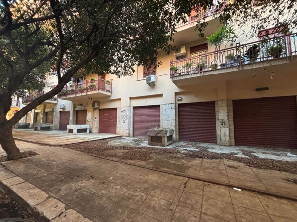 negozio in vendita a Palermo in zona Zisa