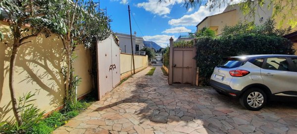 casa indipendente in vendita a Palermo in zona Mondello