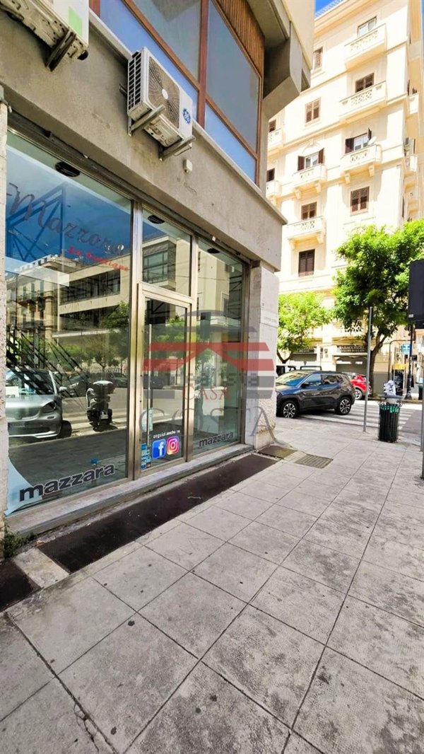 locale commerciale in vendita a Palermo in zona Libertà