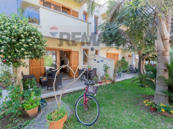 casa indipendente in vendita a Palermo in zona Mondello