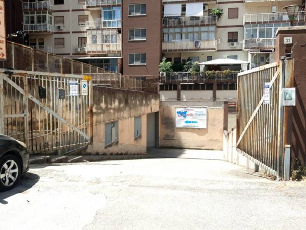 locale commerciale in vendita a Palermo in zona Malaspina/Palagonia