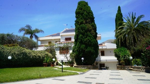 casa indipendente in vendita a Palermo in zona Mondello