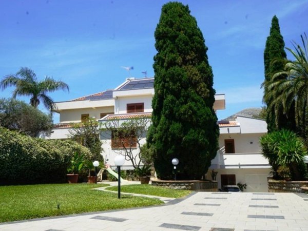 casa indipendente in vendita a Palermo in zona Mondello