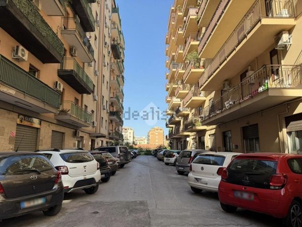 negozio in vendita a Palermo in zona Malaspina/Palagonia