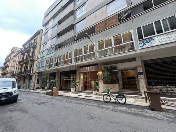 ufficio in vendita a Palermo in zona Politeama
