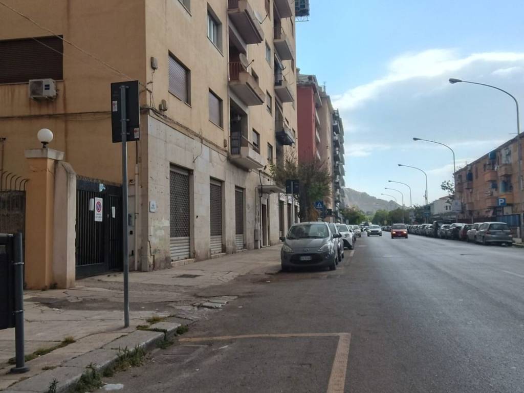 negozio in vendita a Palermo in zona Montepellegrino