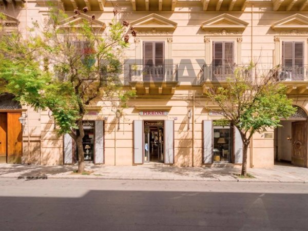 negozio in vendita a Palermo in zona Politeama
