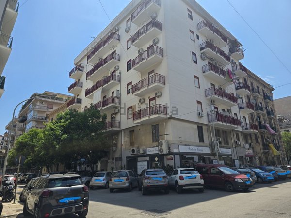 ufficio in vendita a Palermo in zona Zisa