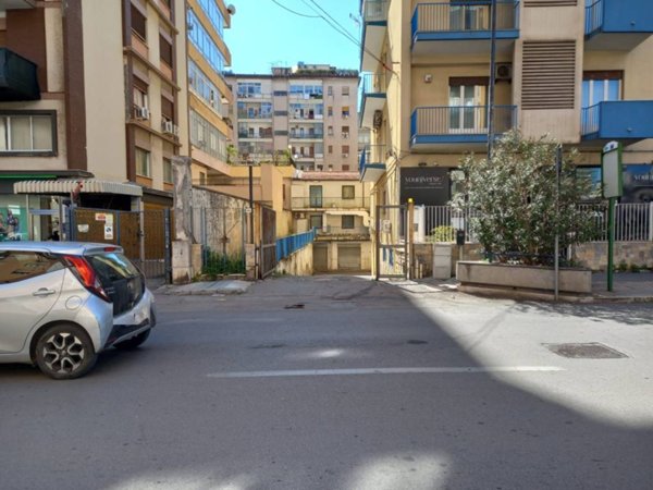 negozio in vendita a Palermo in zona Politeama