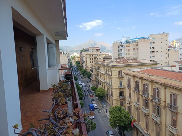 appartamento in vendita a Palermo in zona Politeama