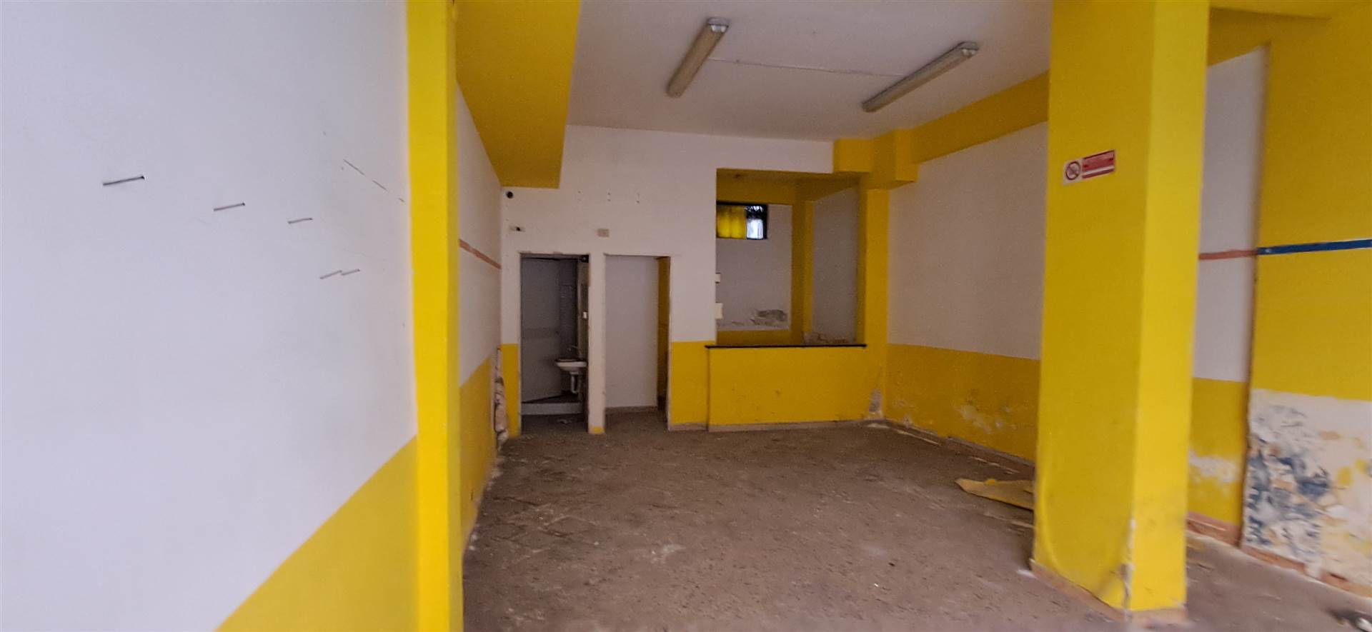 negozio in vendita a Palermo in zona Zisa