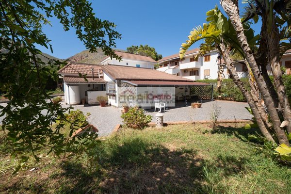 casa indipendente in vendita a Palermo in zona Mondello