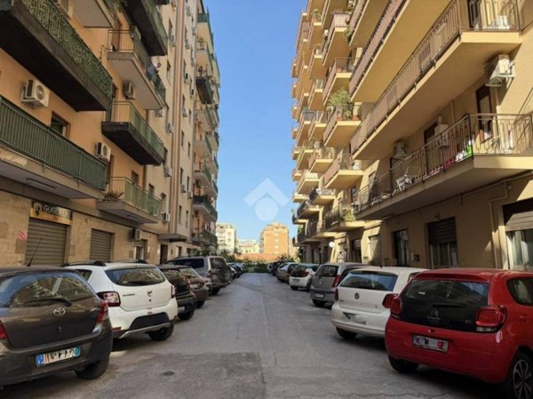 negozio in vendita a Palermo in zona Malaspina/Palagonia