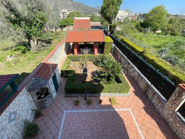 casa indipendente in vendita a Palermo in zona San Lorenzo