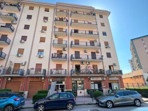 appartamento in vendita a Palermo in zona Malaspina/Palagonia