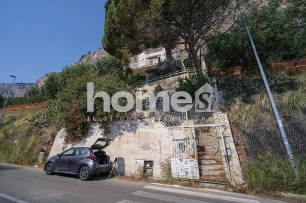 casa indipendente in vendita a Palermo in zona Arenella/Vergine Maria