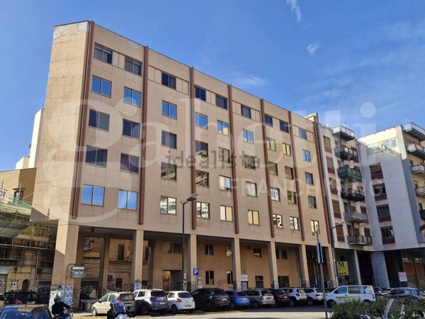negozio in vendita a Palermo in zona Politeama