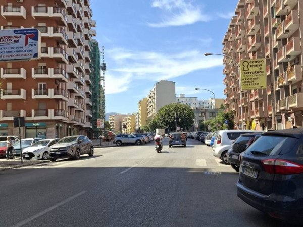 negozio in vendita a Palermo in zona Malaspina/Palagonia