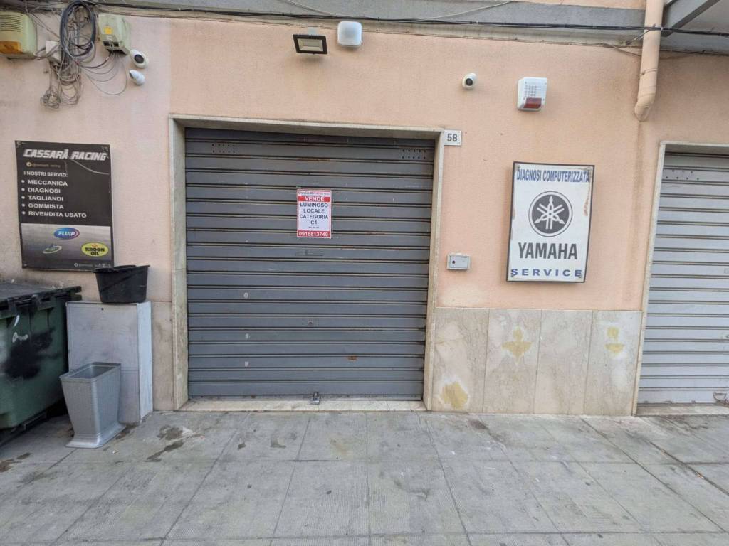 negozio in vendita a Palermo in zona Malaspina/Palagonia