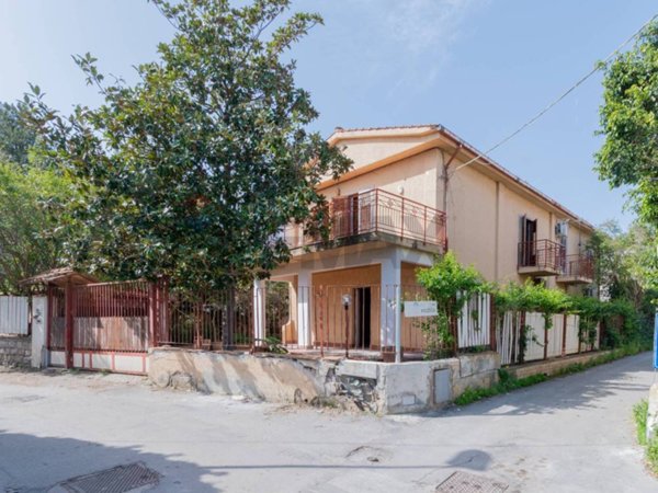 casa indipendente in vendita a Palermo in zona Partanna