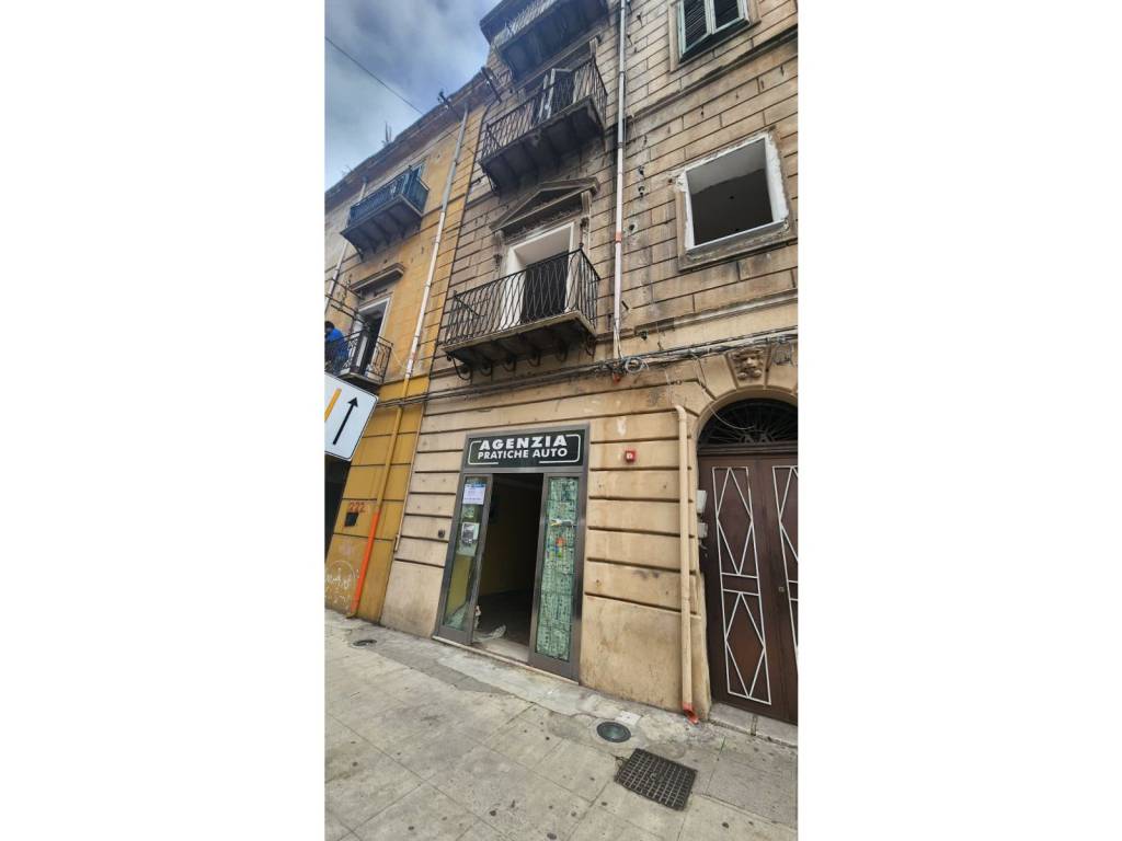 negozio in vendita a Palermo in zona Montegrappa / Santa Rosalia