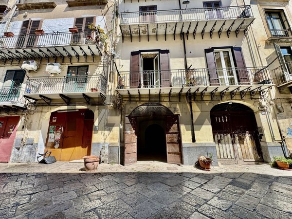 locale commerciale in vendita a Palermo in zona Centro storico