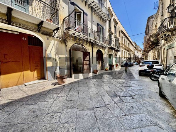 locale commerciale in vendita a Palermo in zona Centro storico