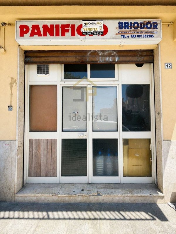 locale commerciale in vendita a Palermo in zona Montepellegrino