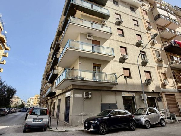 negozio in vendita a Palermo in zona Malaspina/Palagonia
